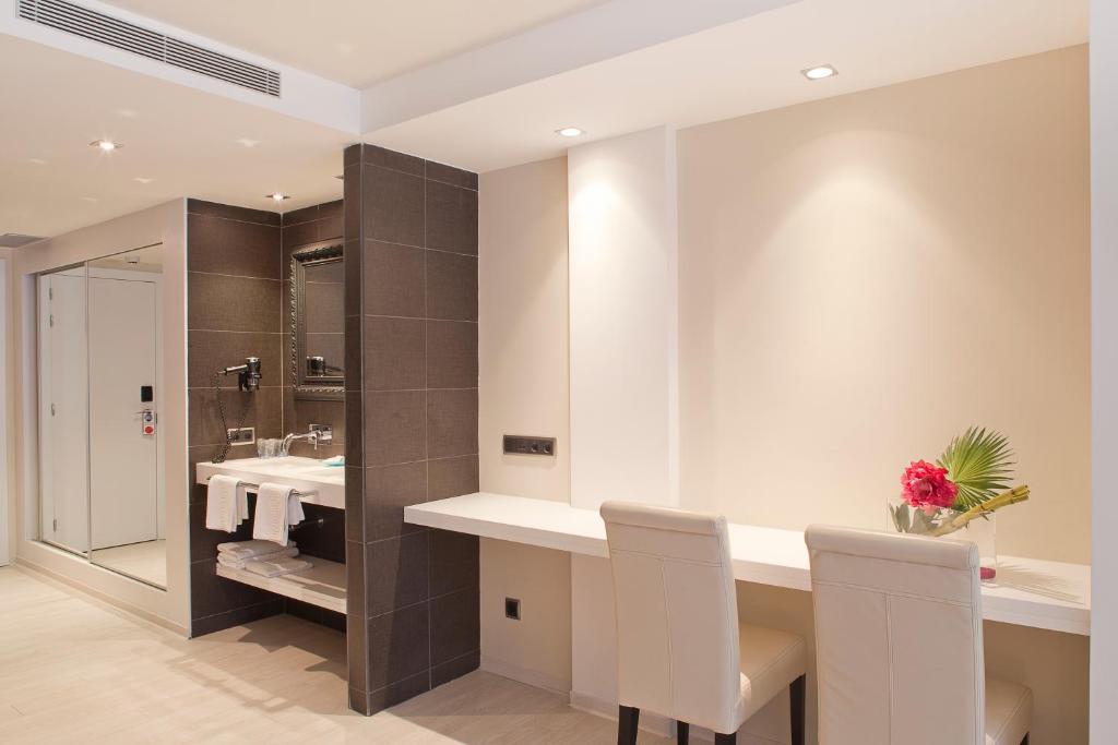 Habitación Triple/Cuádruple con vistas a la ciudad y bañera de hidromasaje - 2, 3 o 4 camas
